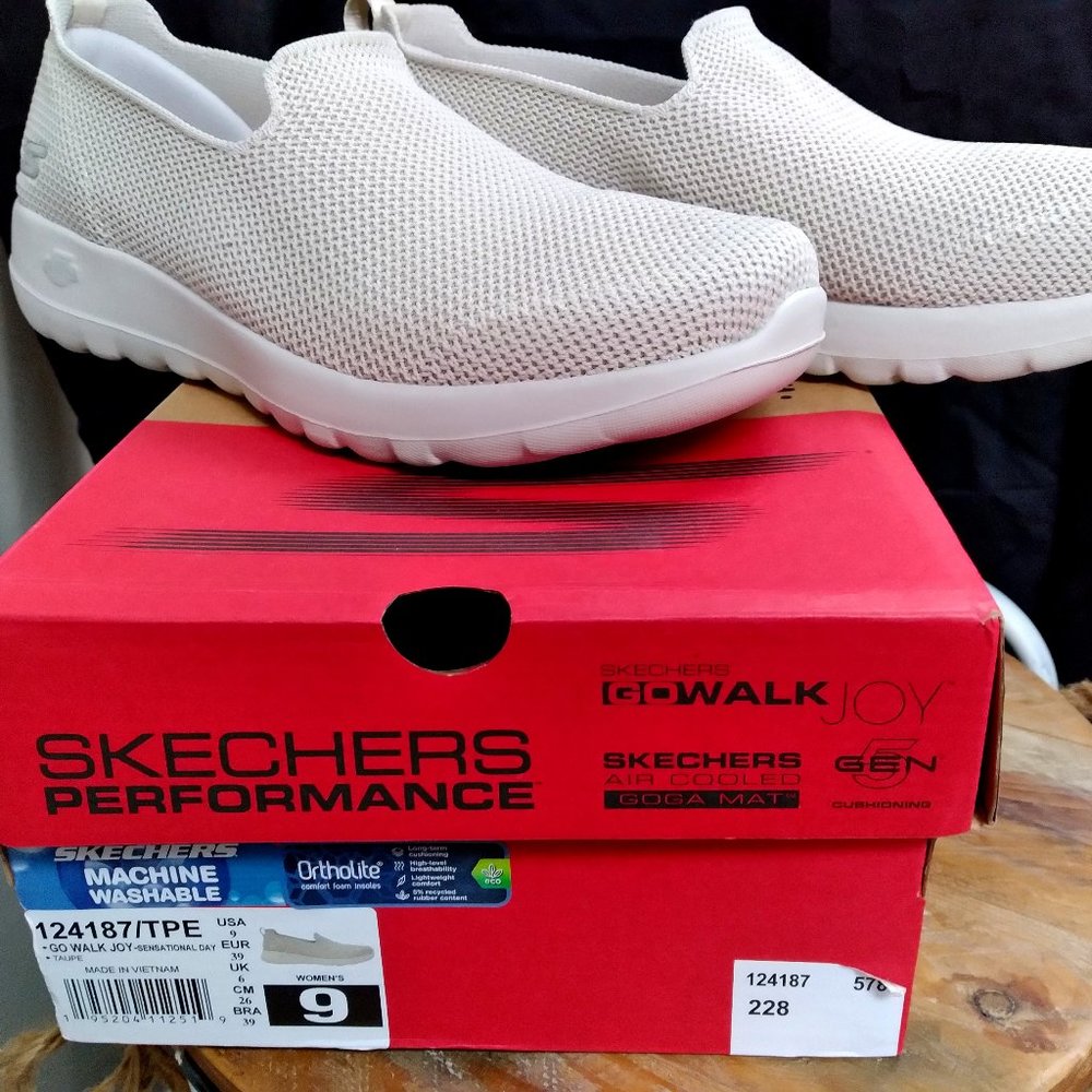 Sketchers Walk Joy Walk slip-ons